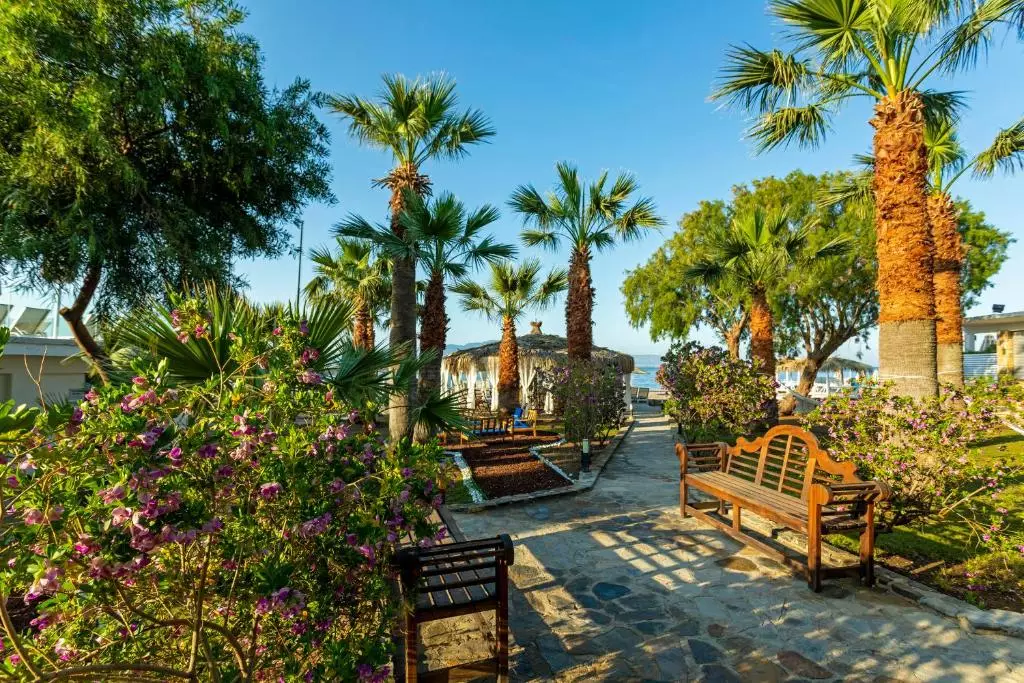 محوطه هتل چارم بیچ